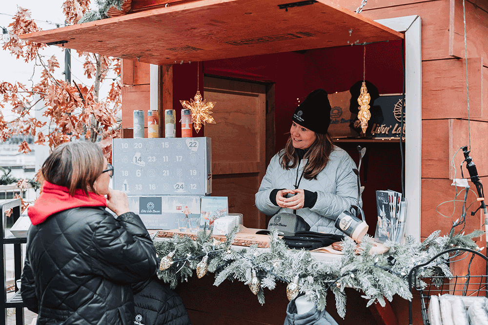 FridayHarbourHolidayMarket Friday Harbour Holiday Market - vendor and customer chatting
