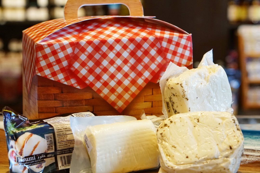 178563849_2977843049128466_8263949316056871663_n picnic box and cheeses