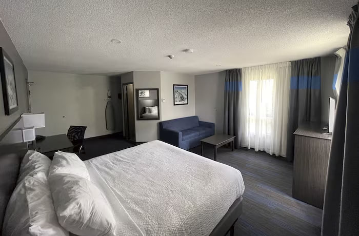 Days-Inn-Barrie-Guestroom