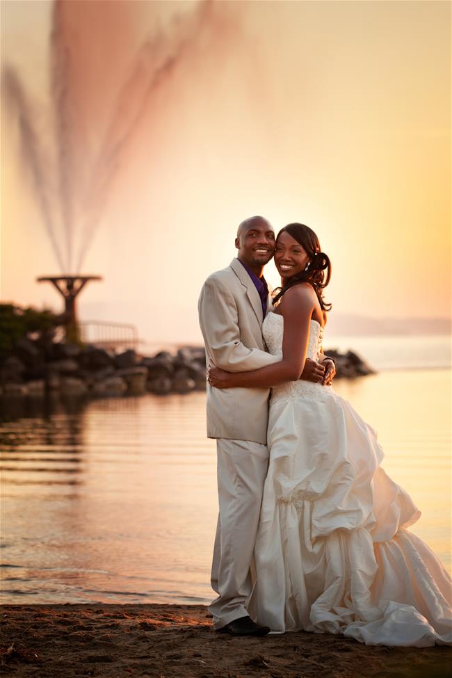 wedding couple with sunset and fountain in background
