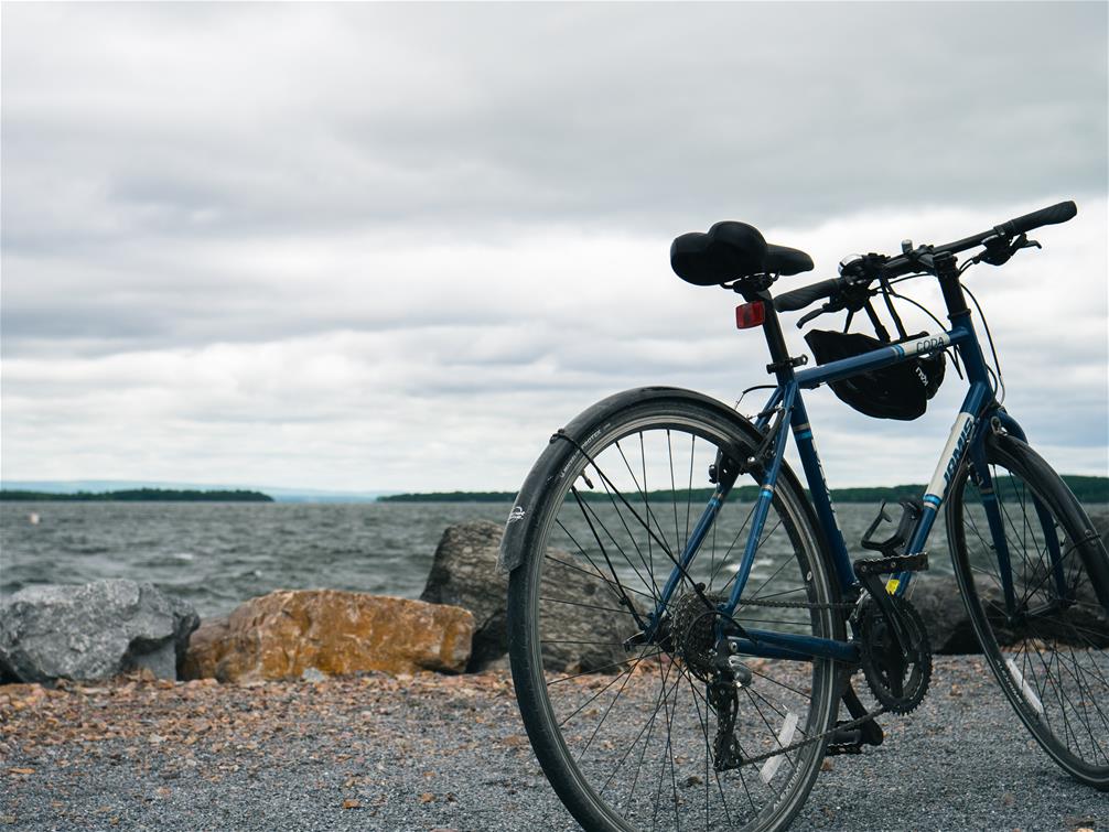 ronan-furuta-CdACjixWcV0-unsplash bike on the waterfront