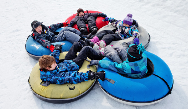 kids snowtubing